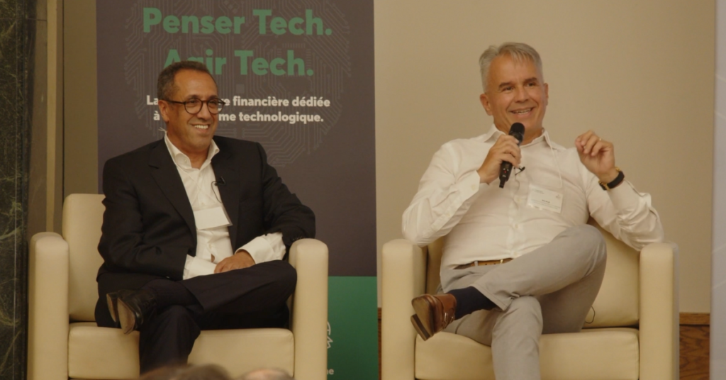 Deux homme discutent de l'avenir du AI et IoT